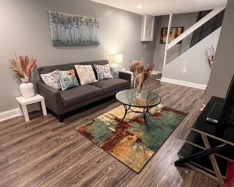 A cozy/modern private suite.\nMins away from I695/95 and the heart of Baltimore. - Nottingham - Living room