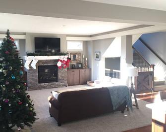 New Luxury Home With Huge Wet Bar Ready For Super Bowl LII - Lakeville - Living room