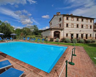 Cottage in Urbania With Pool & Terrace - Urbania - Zwembad