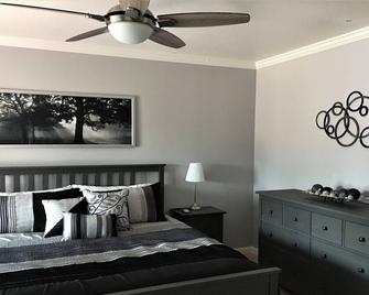 Lake Living on the Water in Lakeport with Private Dock - Lakeport - Bedroom