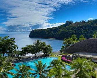 Directly on the beach, in a 4 hotel, comfortable apartment - Arue - Pool