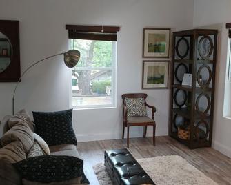 Texas Loft is an upstairs studio efficiency apartment - McKinney - Living room