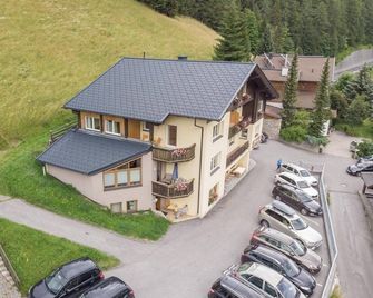Double room with balcony (east) - Pension-Appartements Bergkristall - Heiligenblut - Building