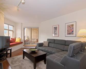 Newly renovated, KING bed, Gas fireplace, Free parking, Heated pool/hot tub Professionally Managed. - Whistler - Sala de estar