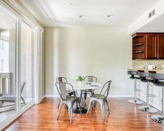 Open San Jose 3BR w/ Patio & A/C, nr Shops & Cuisine, by Blueground - San Jose - Dining room
