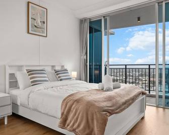 Modern 2BR Apartment in Southport Central - Southport - Bedroom