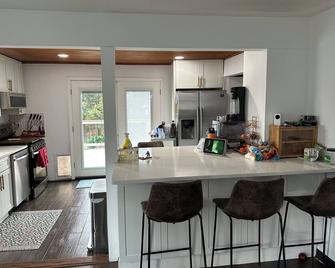 Charming 3br Retreat Wifi, Ac & Serenity In West Hempstead - West Hempstead - Cocina