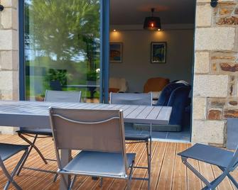 Maison de Campagne Entièrement Rénovée à 15 km de la mer - Quemper-Guézennec - Patio
