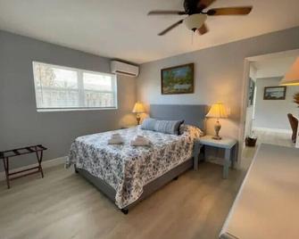 Beach, World Class Snorkeling, Surfing & Fishing - Palm Beach Gardens - Bedroom