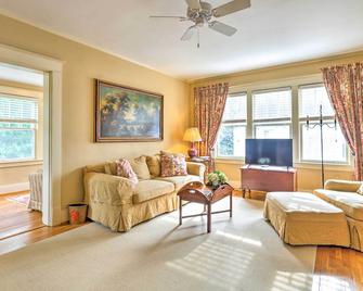 Lovely Apt, 1 Block to Downtown Danville - Danville - Huiskamer