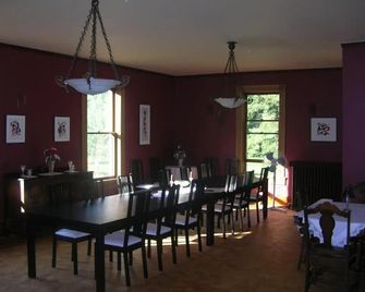 Sasquatch Crossing Eco Lodge B&B - Agassiz - Eetruimte