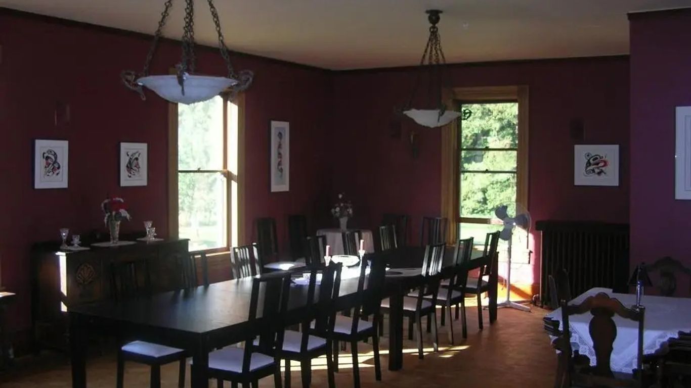 Sasquatch Crossing Eco Lodge B&B