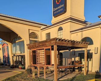 Executive Inn And Suites Wichita Falls - וויצ'יטה פולס - בניין