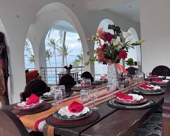 Beach front Spacious 6-bedroom villa in enjoyable Malindi with AC, WiFi - Malindi - Dining room