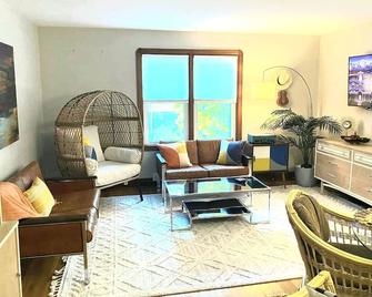 Craftsman with Private Quaint Relaxing Garden Near Hamlin - East Aurora - Living room