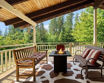 Maple Leaf Lodge 3 Bedroom Home by NW Comfy Cabins by RedAwning - Leavenworth - Parveke