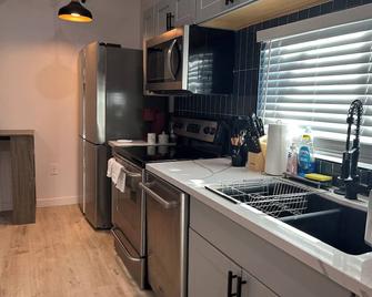 Charming 1-bedroom bungalow in fabulous Long Beach with WiFi, AC - Long Beach - Kitchen