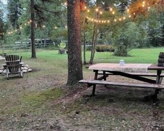 Cozy Country Log Cabin Art Spa Getaway - Caroline - Patio
