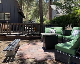 Charming Cabin | Kid & Pet Friendly, Wood Burning Fireplace - Wrightwood - Patio