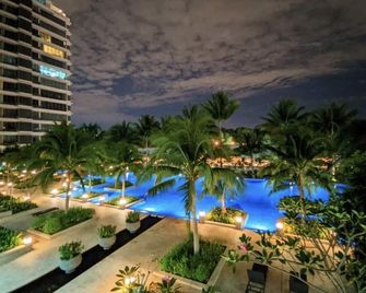 Resort Living in City - Subang Jaya - Pool