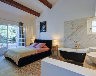 Mas provençal avec piscine chauffée, tennis, pétanque, vue mer, 20 min St Tropez - La Garde-Freinet - Спальня