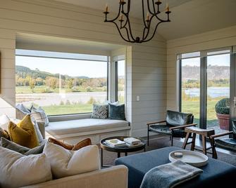 Craggy Range Luxury Vineyard Retreat - Havelock North - Living room