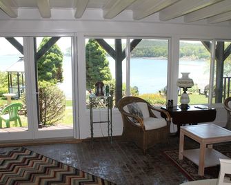 Bar Harbor waterfront home, sleeps 10-12! Close to Acadia main entrance - Bar Harbor - Living room