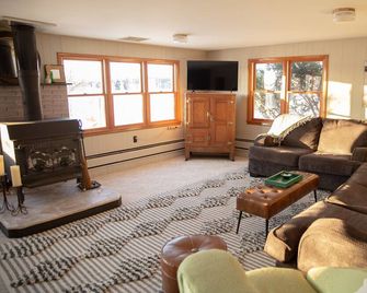 Lake home, across the street from a golf course & minutes to shopping and more! - Sauk Centre - Living room