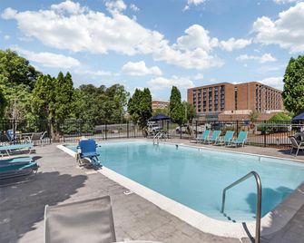 Best Western Plus Executive Hotel - Richmond - Pool
