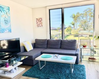 Cosy unit with delightful park and water views. Perfect for a family holiday! - Ballina - Living room