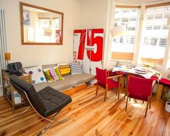Two Top Central Beach Studios - also separate Spa cabin and watersports - Brighton - Living room