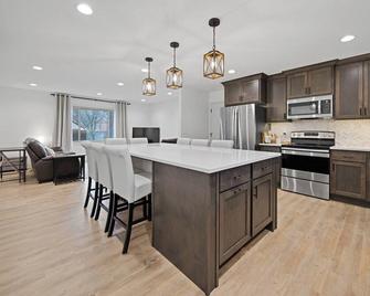 New Ulm Klock Haus (Sleeps 6) Your Newly Renovated Home Away from Home - New Ulm - Kitchen