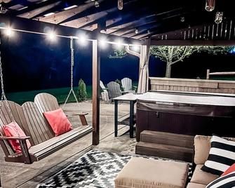 Close to skiing- Hot tub, fire pit, pool table, ping pong, corn hole - Loudonville - Patio