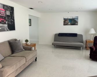 Lovely 3BR 2Bath Fenced Yard Walk to Eagle Lake Park - Clearwater - Wohnzimmer