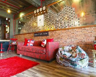 Kamariska Hostel - Perumahan Angkatan Udara - Lobby