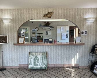 Riverfront Lodge - Burkesville - Front desk