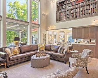 Sleeps 20 Luxury Estate A+Area Hotub Game Room - Holladay - Lounge