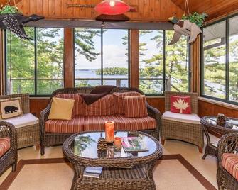 Private Lake Rosseau Oasis - Gravenhurst - Living room