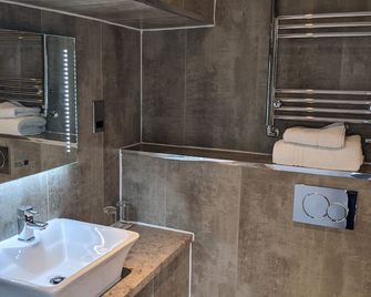 Healds Hall Hotel - Liversedge - Bathroom