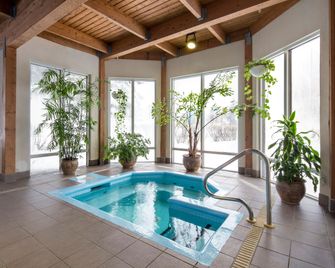 Holiday Inn Montreal-Longueuil By IHG - Longueuil - Piscina