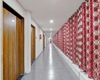 Collection O Hotel Devnisha - Mahesāna - Hallway