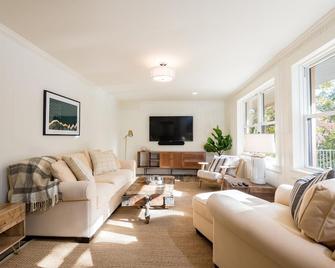 Lake House Newly Renovated on Indian River Slough/Wilson Lake - Florence - Living room