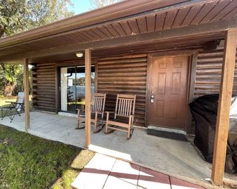 Beautiful log cabin on private lake - Bartow - Patio