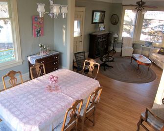 Romantic Vacation Rental with a Fireplace near Roseau, Minnesota - Warroad - Dining room