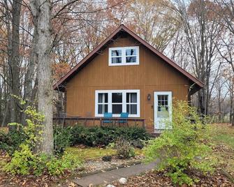 Little house in the woods but only 5 minutes from town! - Ladysmith - Building