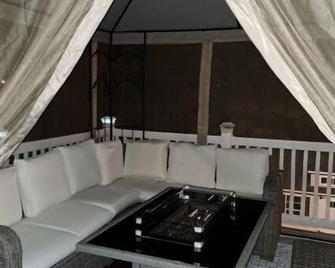 Beautiful Beach Boutique 2 Beaches, 1 lake, mature trees for beauty and privacy - Lusby - Kitchen