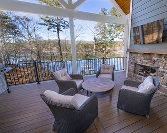 Lakefront NEW BUILD on pristine Lake Keowee w/ game room & double-decker dock! - Salem - Balcón