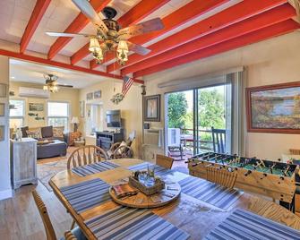 Charming Lake Creek Cabin with Pool Access and Decks - Granbury - Dining room