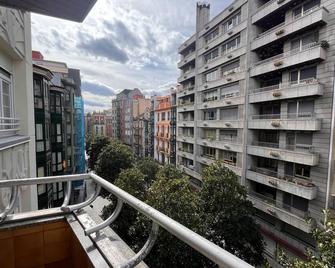 No Centro de la Ciudad, a 2 Minutos de la Playa, Restaurante, Tiendas, Farmacia - Gijón - Balcony