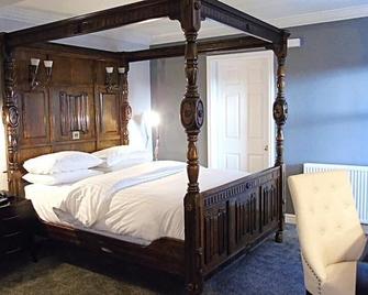 The Lion Hotel - Belper - Bedroom